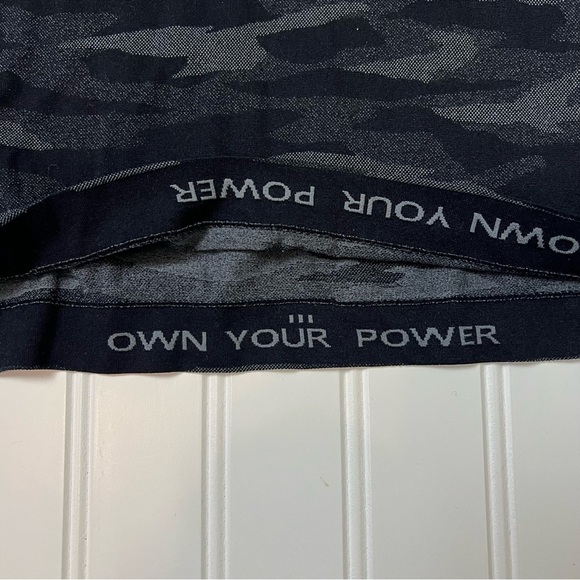ATHLETA GIRL Black Gray Camouflage Camo Power Up Seamless Thumbhole Top Large - Picture 7 of 12